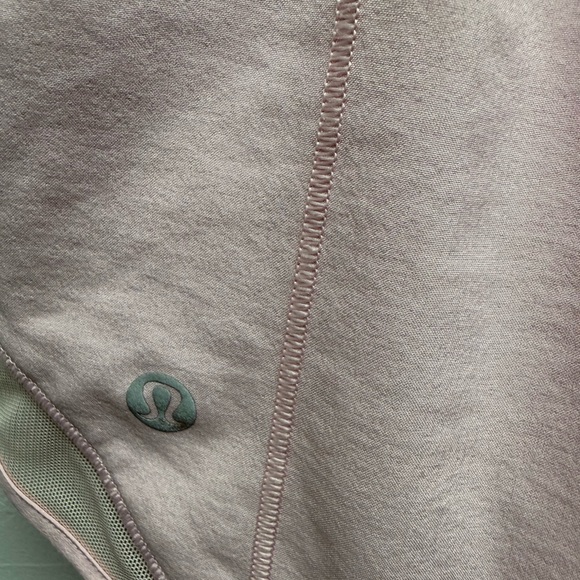 Lululemon Hotty Hot Low Rise Shorts in Dusty Pink - size 6 - Picture 3 of 4